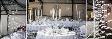 Décoration de mariage avec des lanternes et des boules